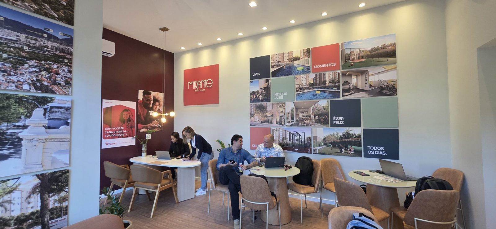 Salão de atendimento do stand Tenda São Cristóvão, executado pela Built Company